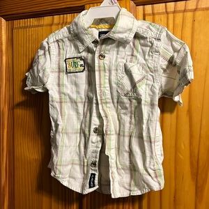 Boys size 18 months short sleeve button down surfer shirt by Carter’s